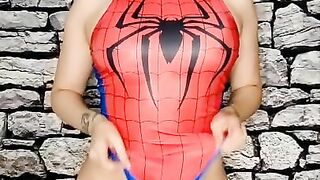 Sexy Spidergirl shakes her booty